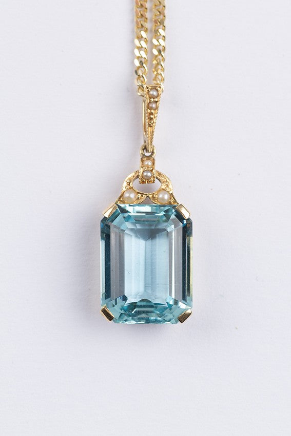 Gouden hanger met natuurlijke aquamarijn en parels aan gouden collier