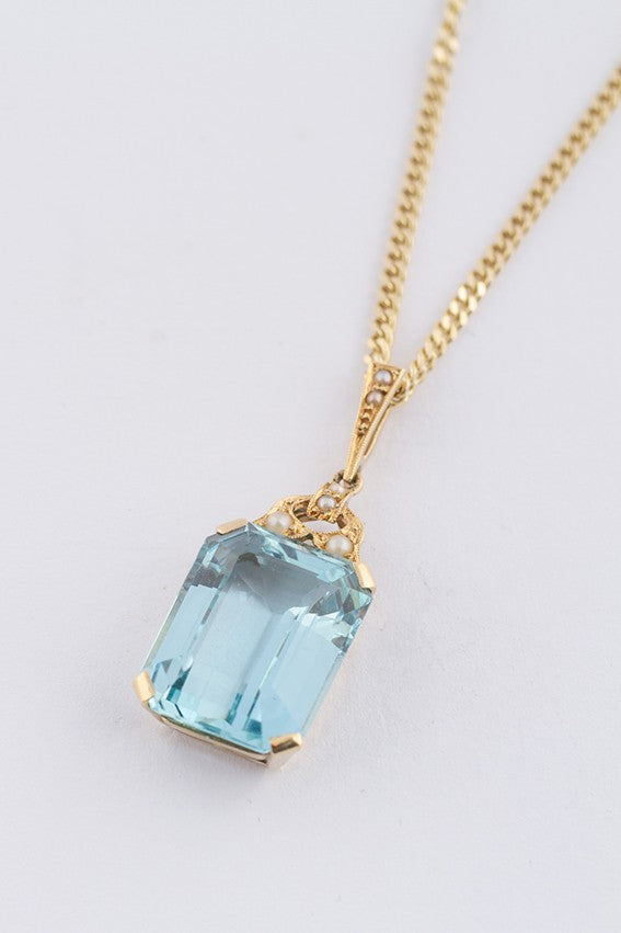 Gouden hanger met natuurlijke aquamarijn en parels aan gouden collier