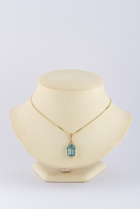 Gouden hanger met natuurlijke aquamarijn en parels aan gouden collier