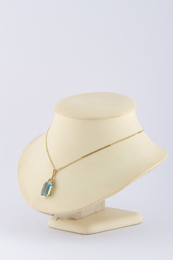 Gouden hanger met natuurlijke aquamarijn en parels aan gouden collier