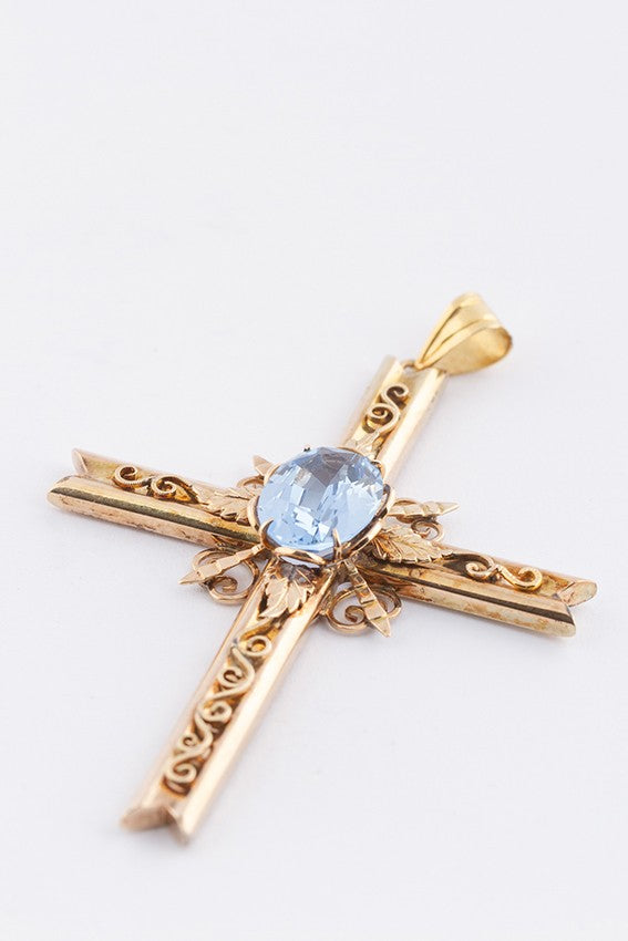 Oud gouden kruis met een synthetische spinel