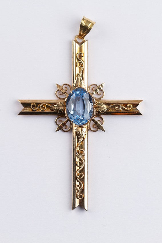 Oud gouden kruis met een synthetische spinel