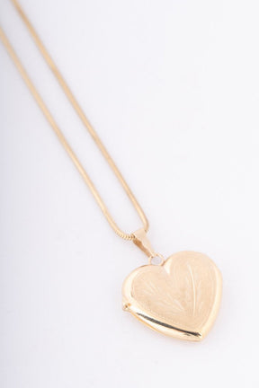 Gouden hart medaillon aan gouden collier