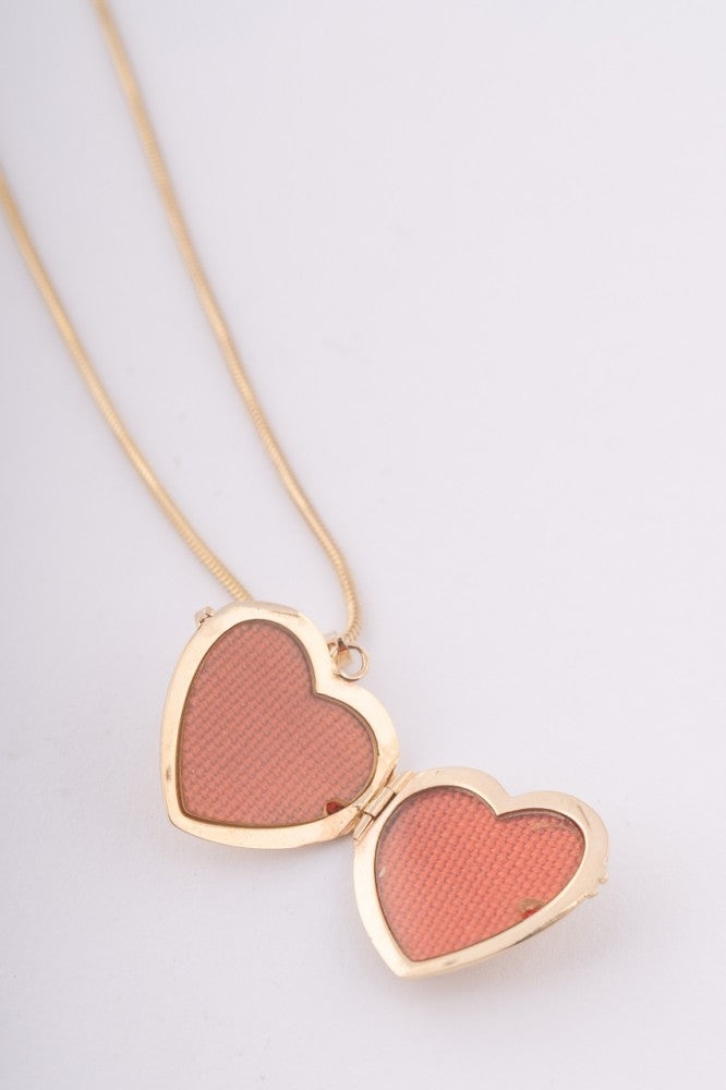 Gouden hart medaillon aan gouden collier