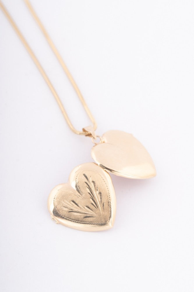 Gouden hart medaillon aan gouden collier