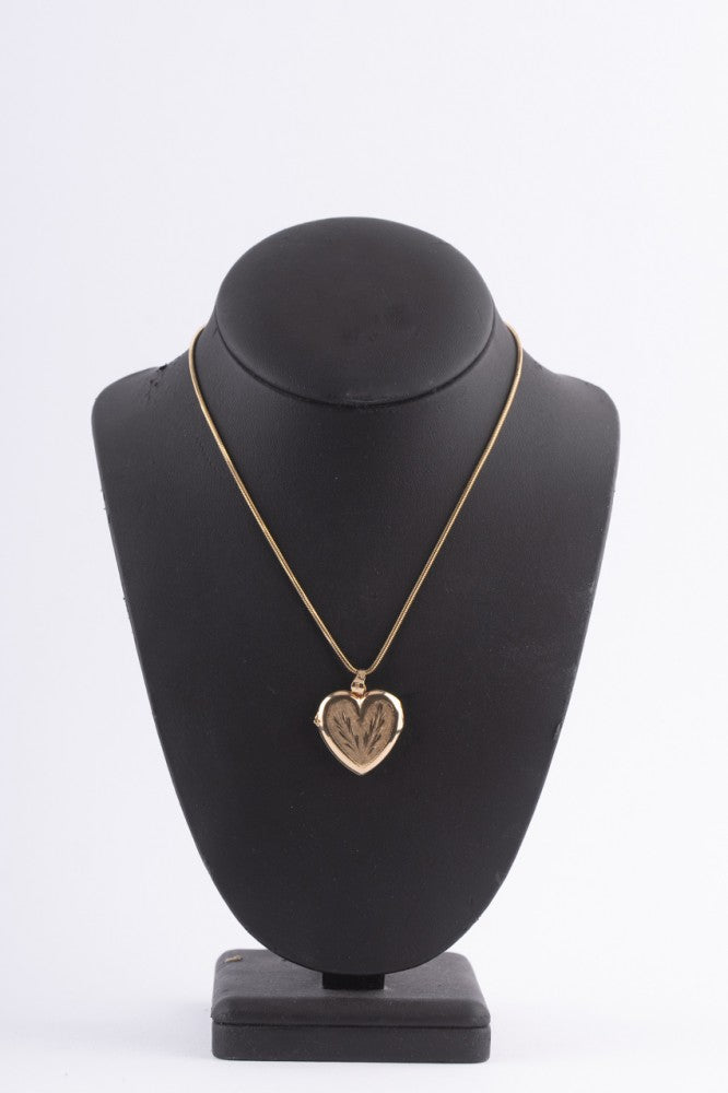 Gouden hart medaillon aan gouden collier