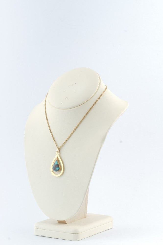 Gouden hanger met turkoois aan gouden collier