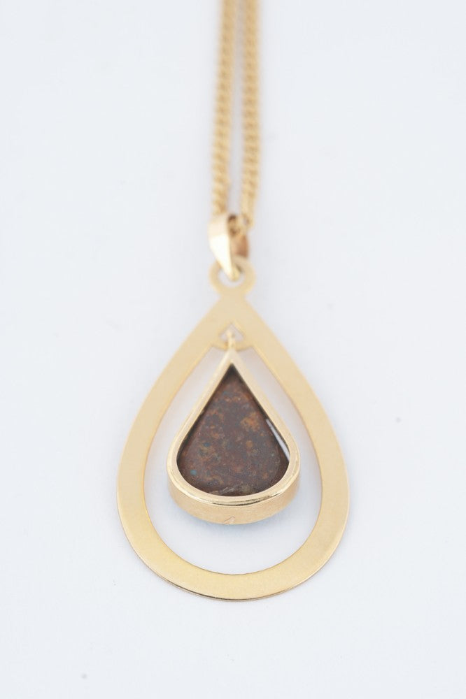 Gouden hanger met turkoois aan gouden collier