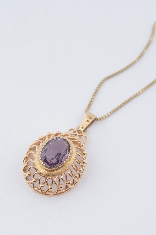 Gouden hanger met amethist aan gouden collier