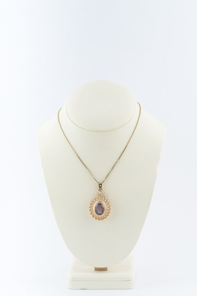 Gouden hanger met amethist aan gouden collier