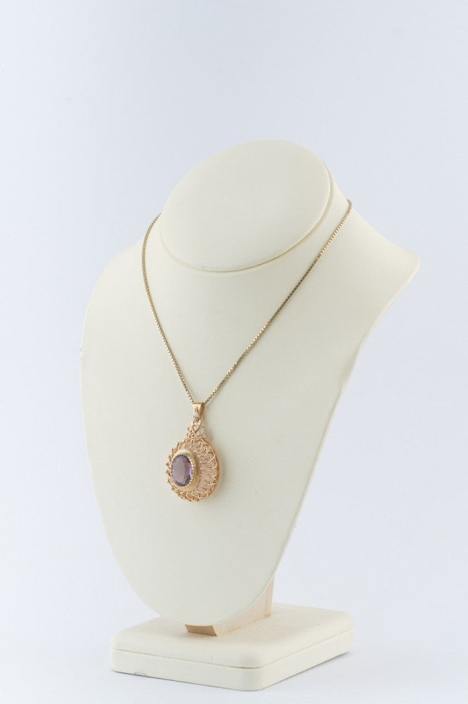 Gouden hanger met amethist aan gouden collier