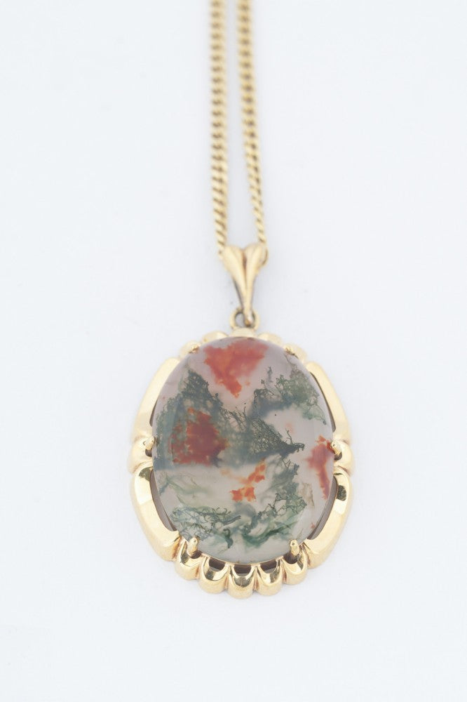 Gouden hanger met mosagaat aan gouden collier