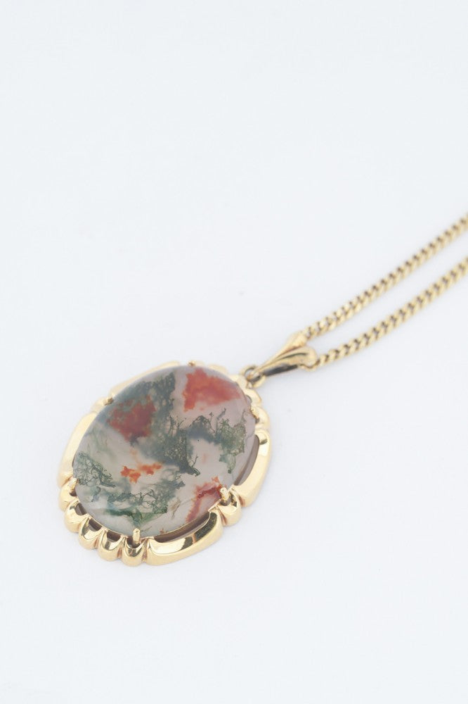 Gouden hanger met mosagaat aan gouden collier