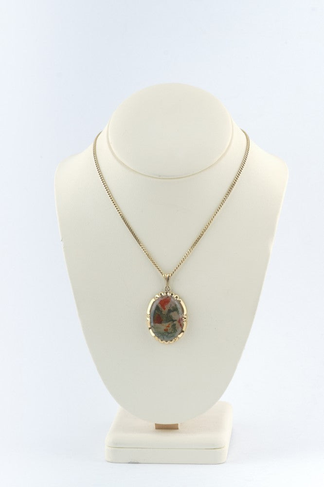 Gouden hanger met mosagaat aan gouden collier