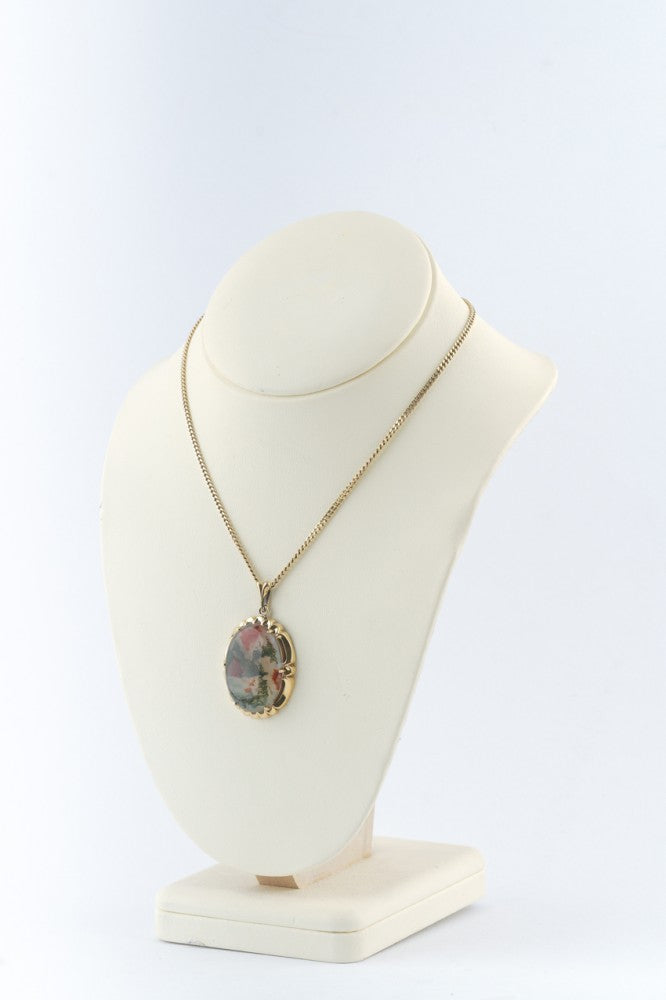 Gouden hanger met mosagaat aan gouden collier