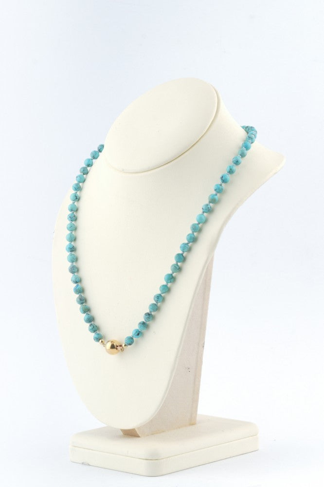 Turkoois collier aan gouden bolsluiting