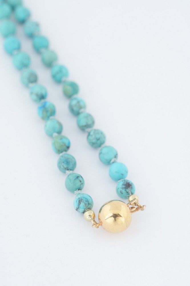 Turkoois collier aan gouden bolsluiting