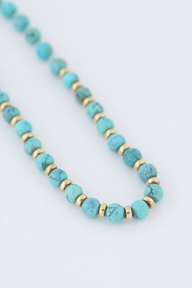 Turkoois collier aan gouden bolsluiting