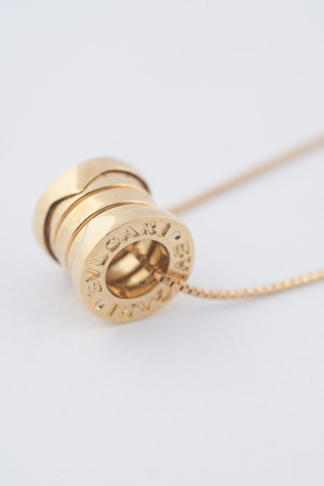 Gouden BVLGARI hanger aan gouden venetiaans collier