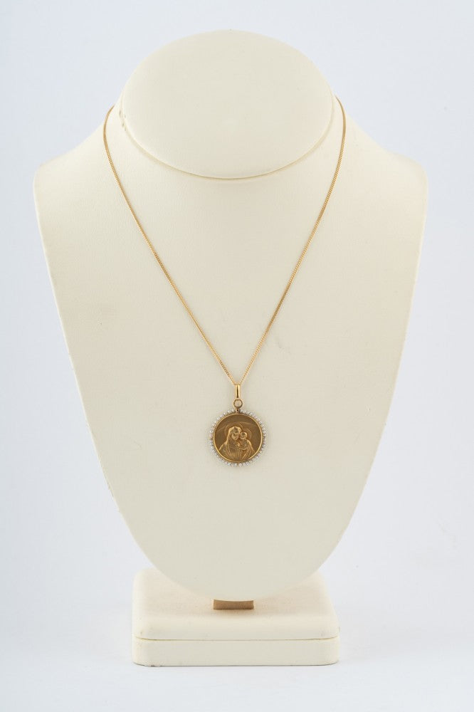 Antieke gouden Maria met kind hanger met parels aan gouden gourmet collier