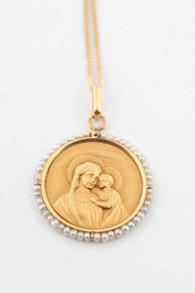 Antieke gouden Maria met kind hanger met parels aan gouden gourmet collier
