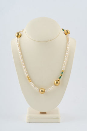 Schoeffel parel collier met gouden tussen schakels en smaragden