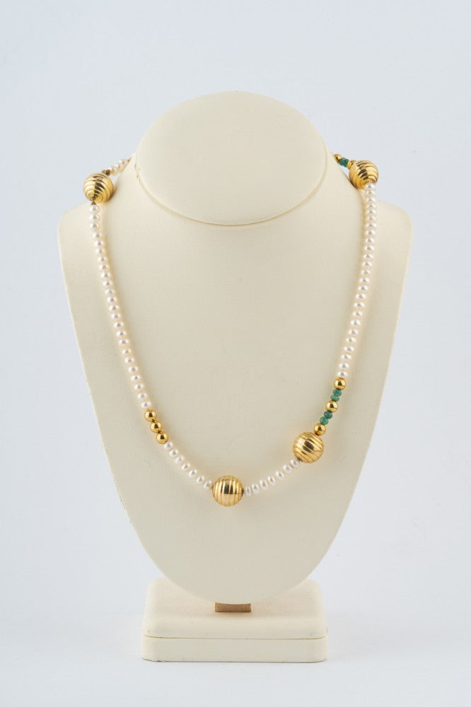 Schoeffel parel collier met gouden tussen schakels en smaragden