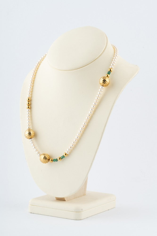 Schoeffel parel collier met gouden tussen schakels en smaragden