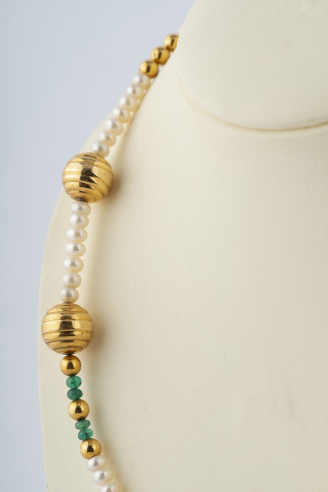 Schoeffel parel collier met gouden tussen schakels en smaragden