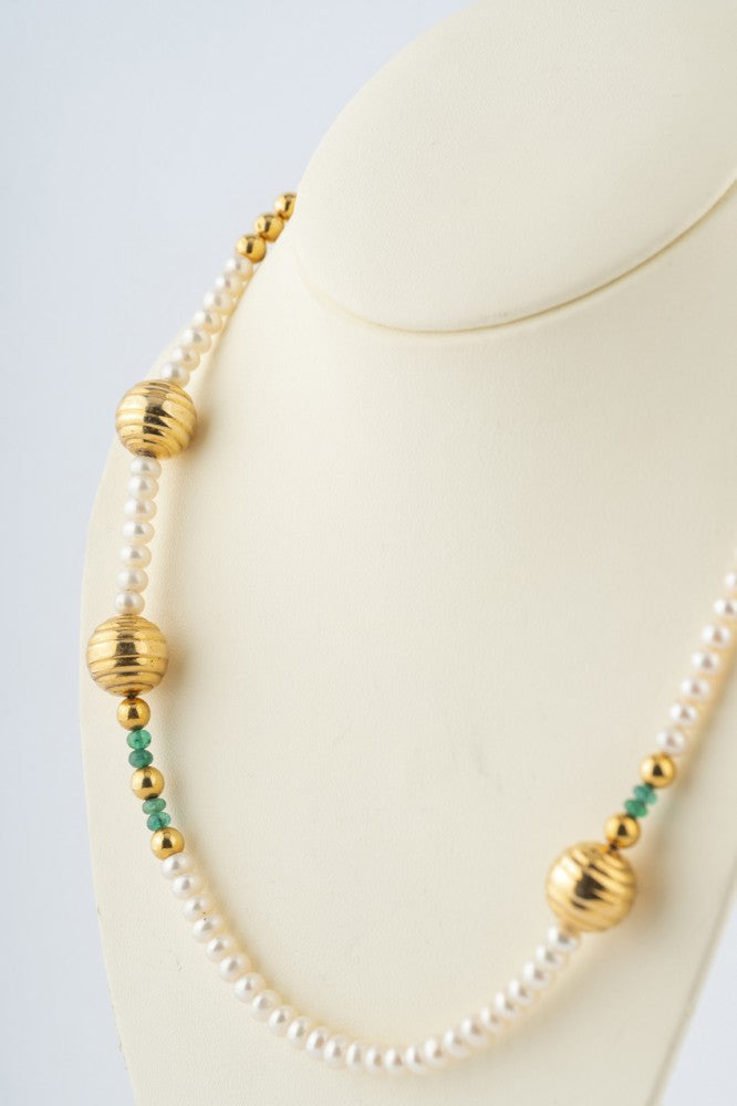 Schoeffel parel collier met gouden tussen schakels en smaragden