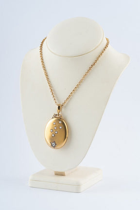 Gouden medaillon met diamant en parels aan gouden jasseron collier