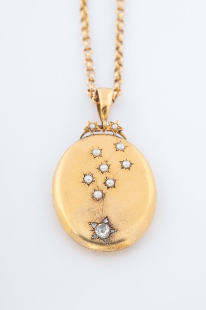 Gouden medaillon met diamant en parels aan gouden jasseron collier