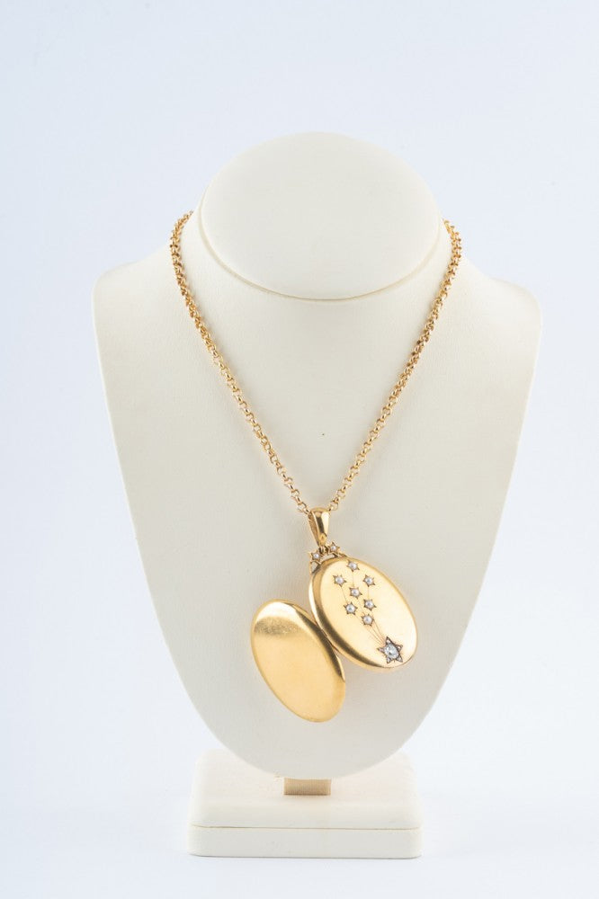 Gouden medaillon met diamant en parels aan gouden jasseron collier