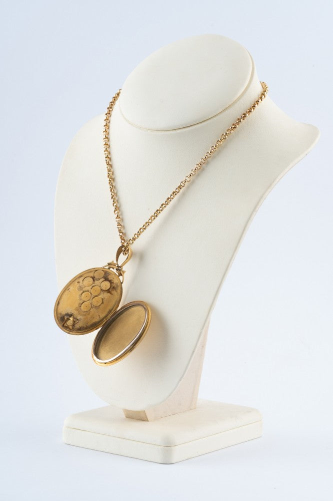 Gouden medaillon met diamant en parels aan gouden jasseron collier