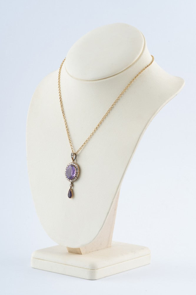 Gouden hanger met amathisten en diamanten aan gouden collier