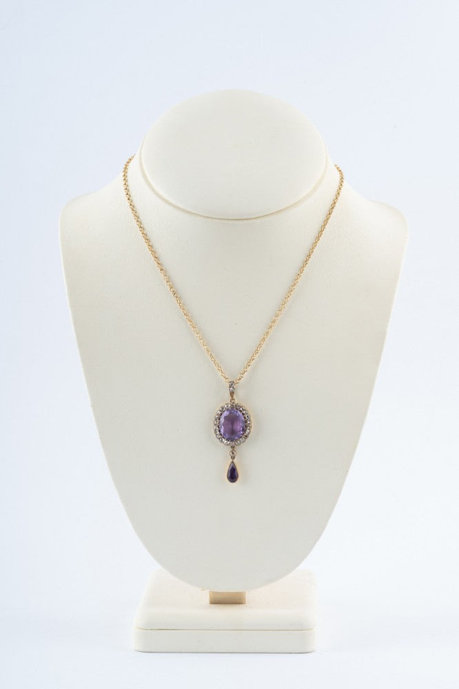 Gouden hanger met amathisten en diamanten aan gouden collier