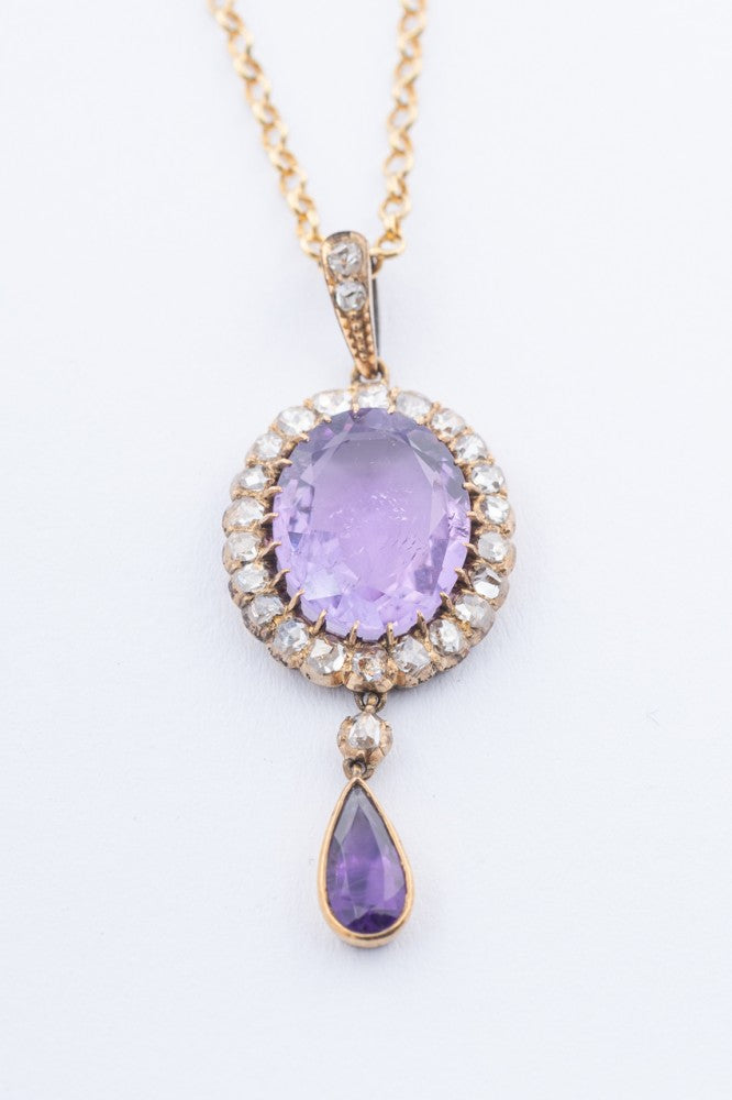 Gouden hanger met amathisten en diamanten aan gouden collier