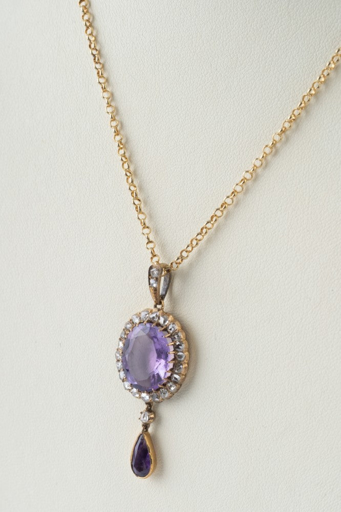 Gouden hanger met amathisten en diamanten aan gouden collier