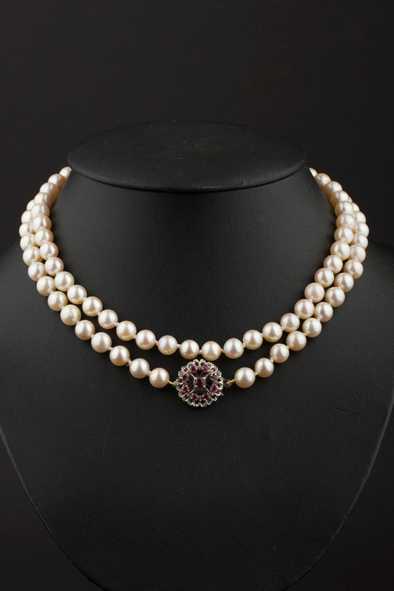 Long cultured pearl necklace with a white gold clasp