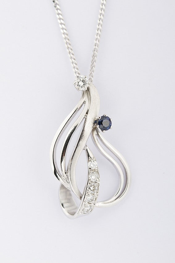 Wit gouden hanger met saffier en briljant