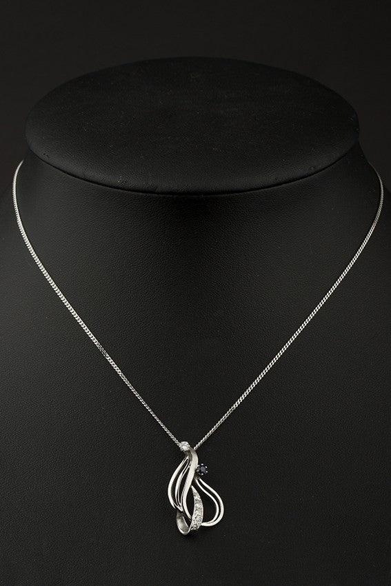 Wit gouden hanger met saffier en briljant