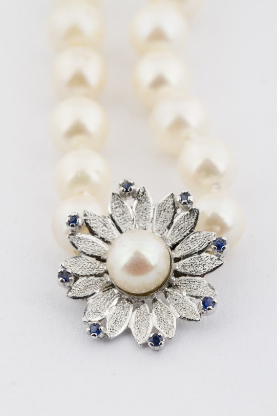 Long cultured pearl necklace with a white gold clasp