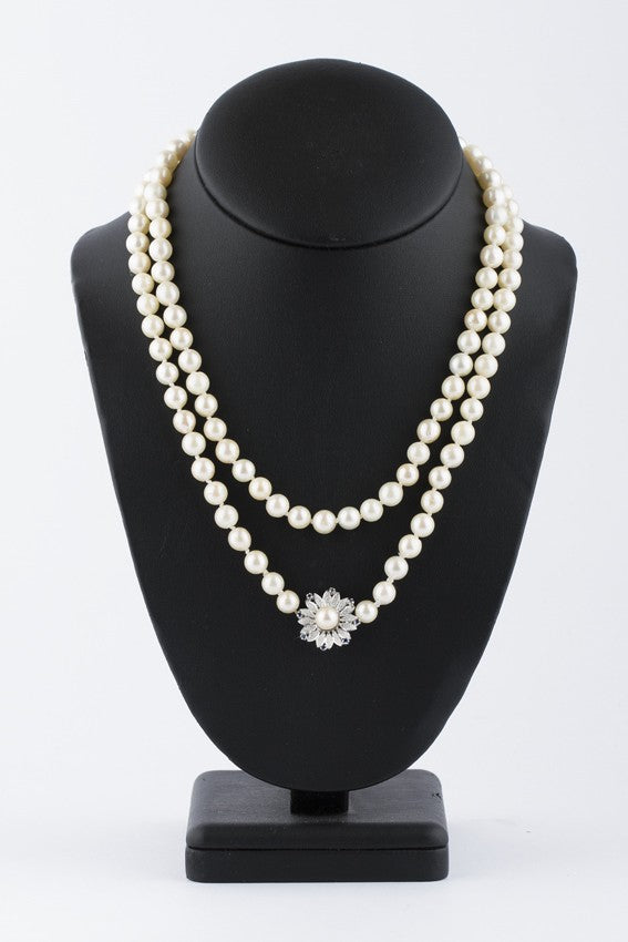 Long cultured pearl necklace with a white gold clasp