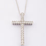 Wit gouden kruis met 28 diamanten aan collier.