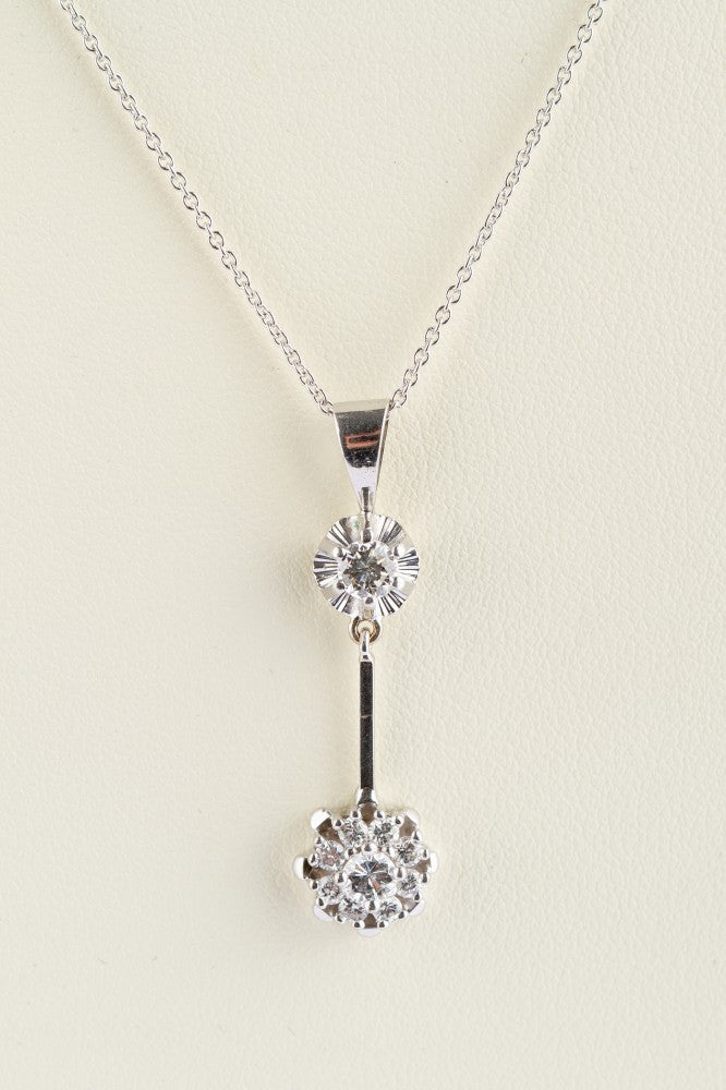 Wit gouden entourage hanger met briljanten