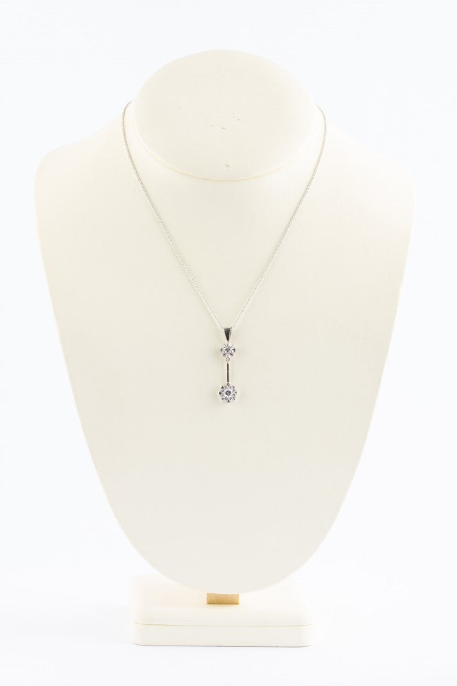 Wit gouden entourage hanger met briljanten