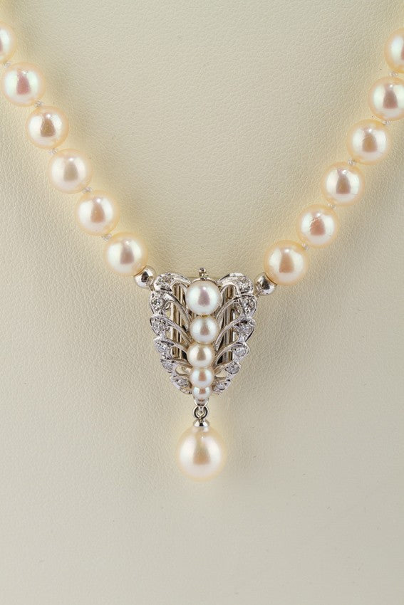 Cultured pearl necklace with white gold clasp