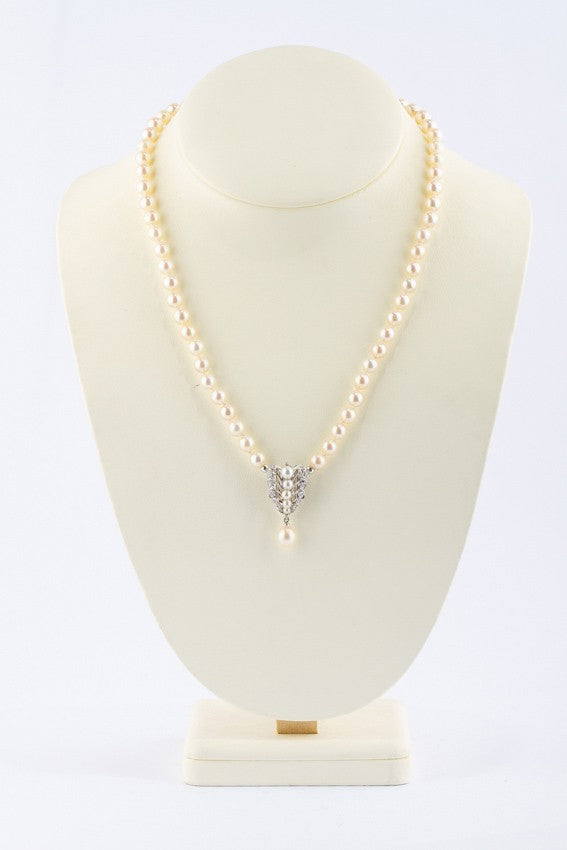 Cultured pearl necklace with white gold clasp