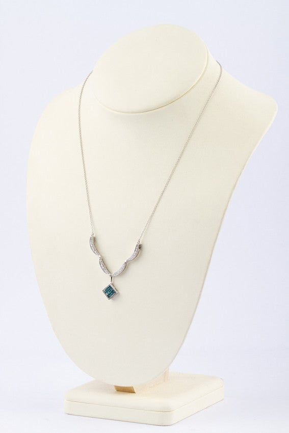 Wit gouden hanger met blauwe en witte diamant