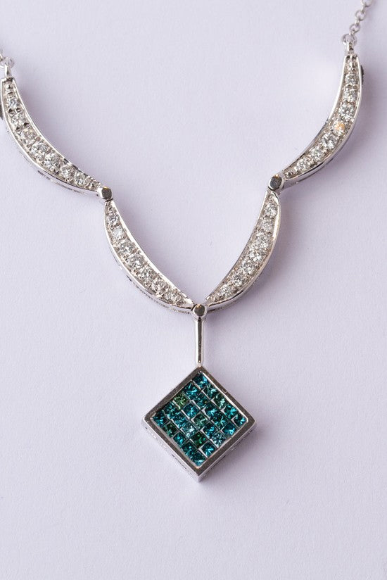 Wit gouden hanger met blauwe en witte diamant